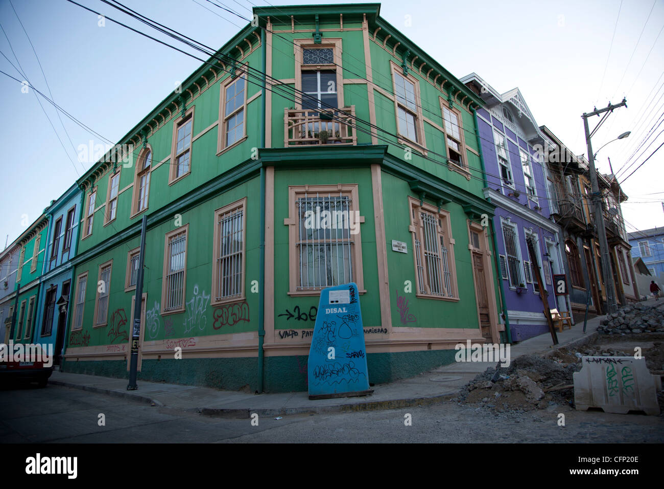 Il coperto di graffiti strade lastricate di Valparaiso, Cile del patrimonio mondiale UNESCO città portuale. Foto Stock