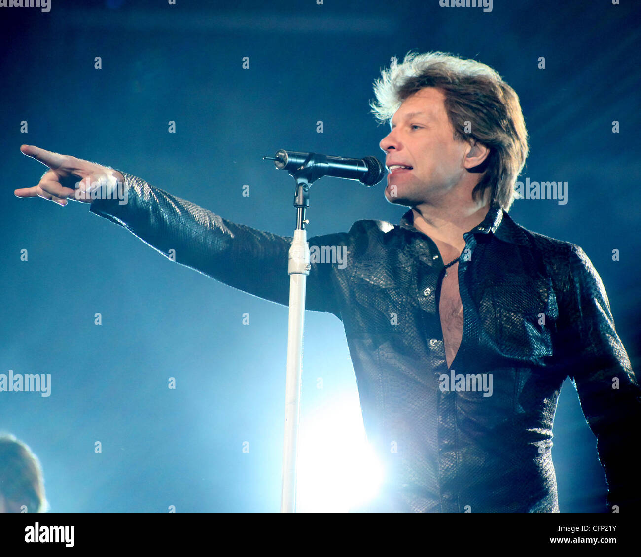 Jon Bon Jovi performing live sul palco della Air Canada Centre. Toronto, Canada - 14.02.11 Foto Stock