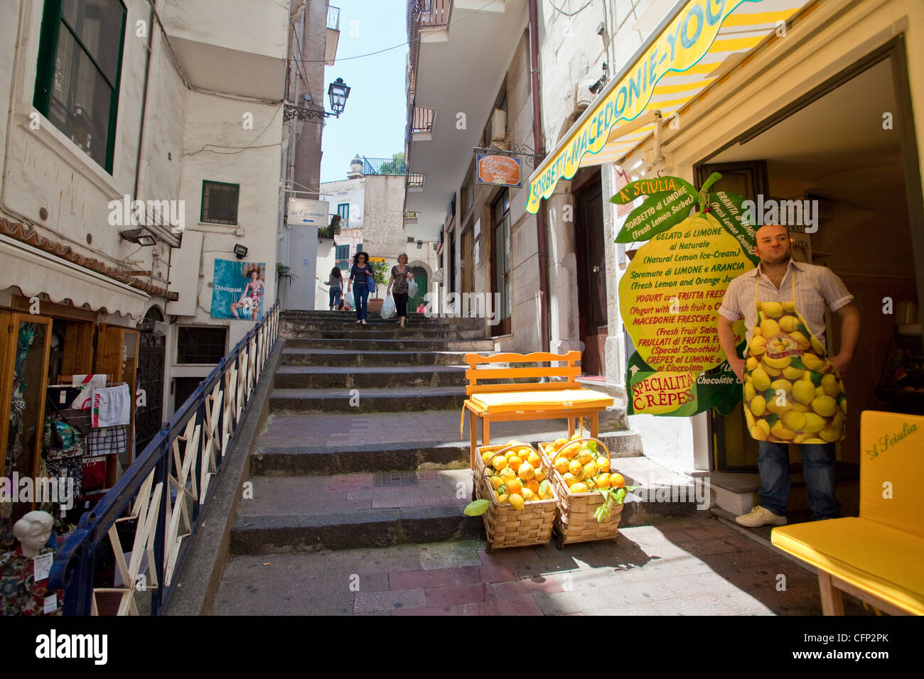 Gelateria, prodotti di limone, sorbetto, yogurt, Amalfi Costiera Amalfitana, sito Patrimonio Mondiale dell'Unesco, Campania, Italia, mare Mediterraneo, Europa Foto Stock