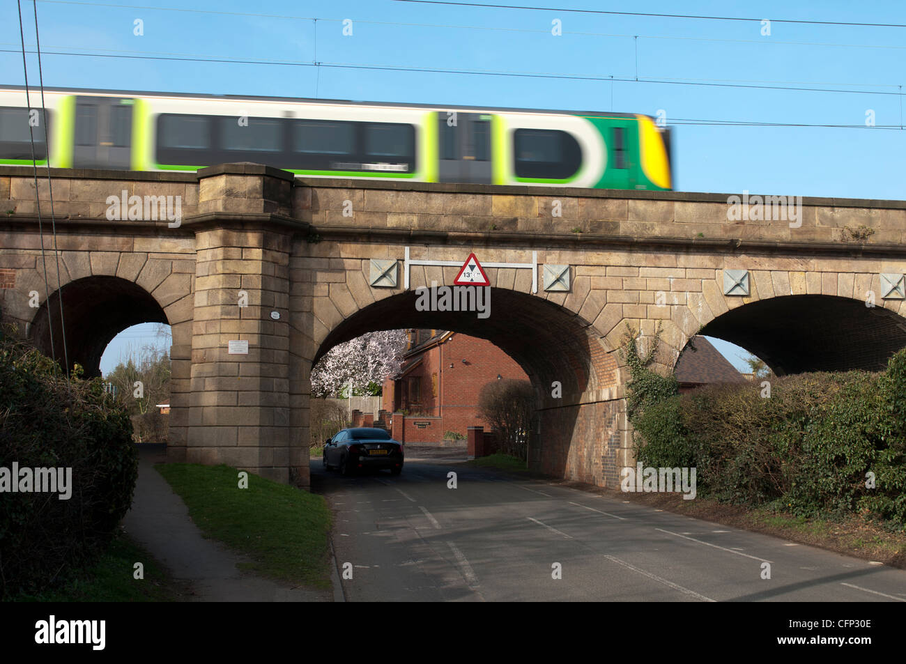 Viadotto ferroviario nel villaggio Wolston, Warwickshire, Inghilterra, Regno Unito Foto Stock