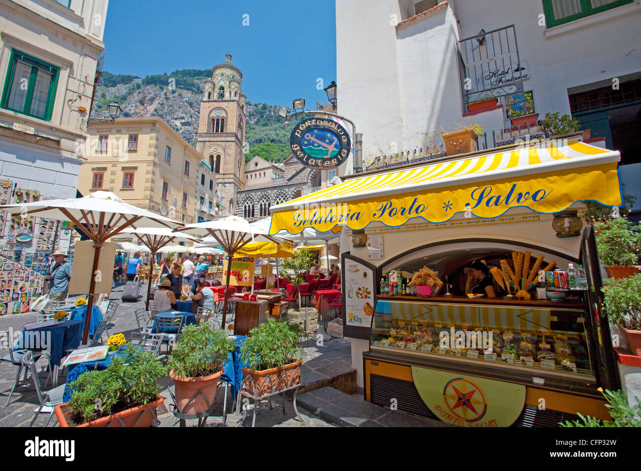 Gelateria, gelato in Piazza Flavio Gioia, villaggio Amalfi Costiera Amalfitana, sito Patrimonio Mondiale dell'Unesco, Campania, Italia, mare Mediterraneo, Europa Foto Stock