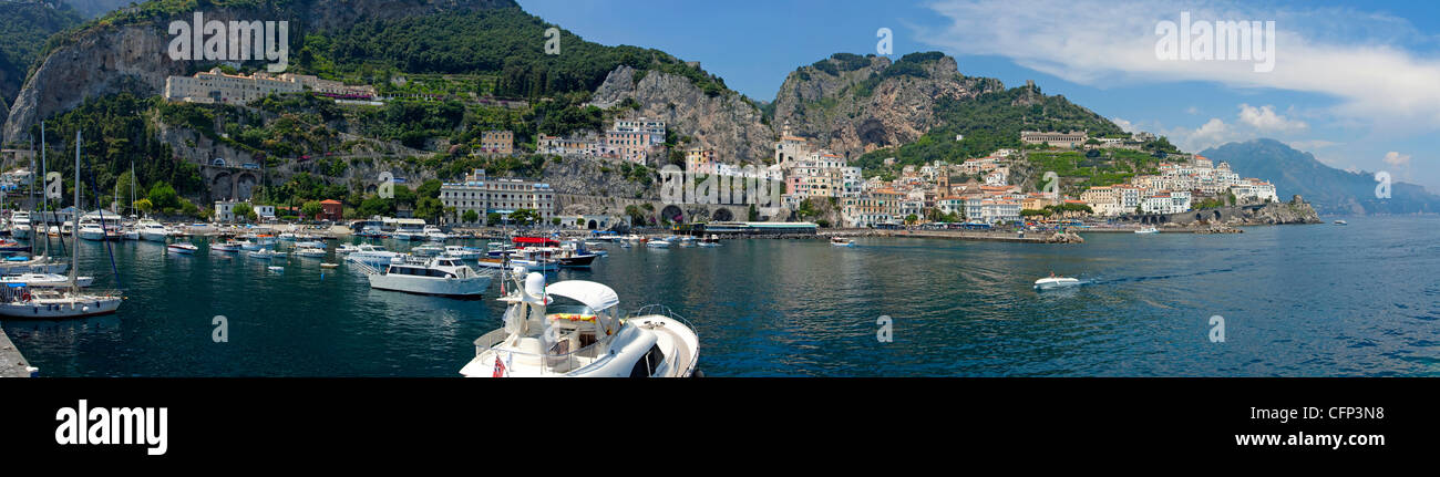 Imbarcazioni presso il porto di Amalfi Costiera Amalfitana, sito Patrimonio Mondiale dell'Unesco, Campania, Italia, mare Mediterraneo, Europa Foto Stock