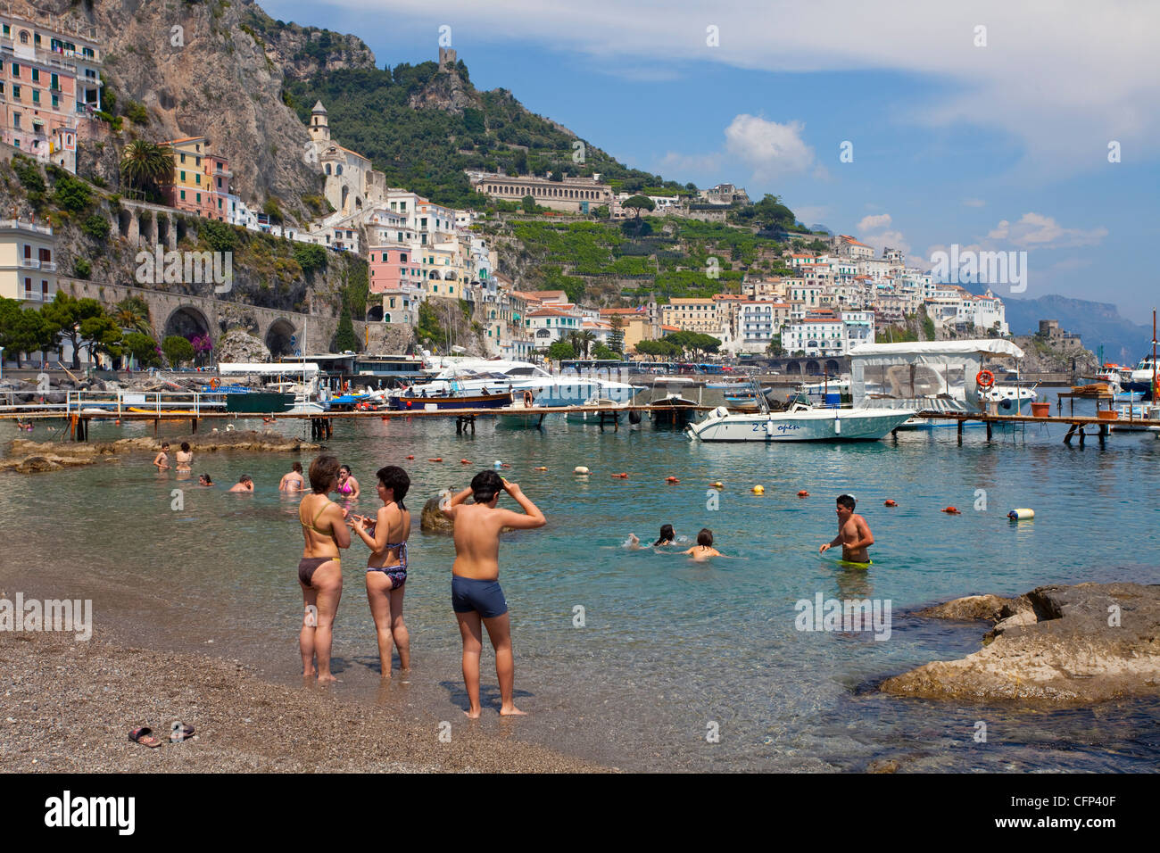 Spiaggia del villaggio Amalfi Costiera Amalfitana, sito Patrimonio Mondiale dell'Unesco, Campania, Italia, mare Mediterraneo, Europa Foto Stock