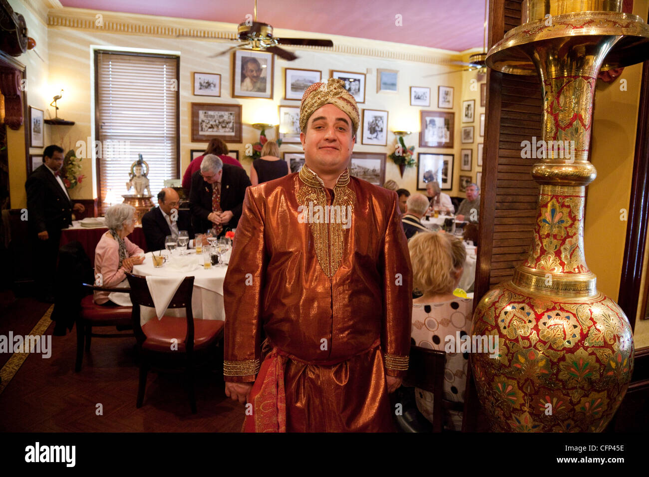 Il portiere a Tamasha ristorante indiano, Bromley, Kent REGNO UNITO Foto Stock