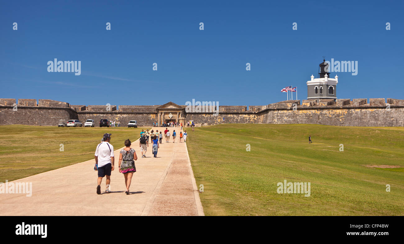 La vecchia San Juan, Puerto Rico - approccio turisti Castillo San Felipe del Morro, la storica fortezza. Foto Stock