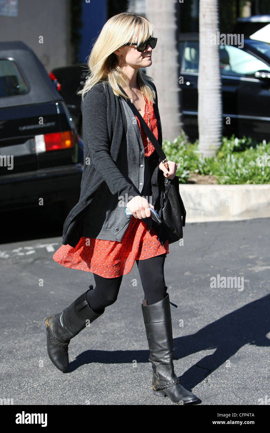 Reese Witherspoon fuori e circa in Brentwood indossare stivali neri e un screziato vestito rosso. Los Angeles, California - 02.02.10 Foto Stock