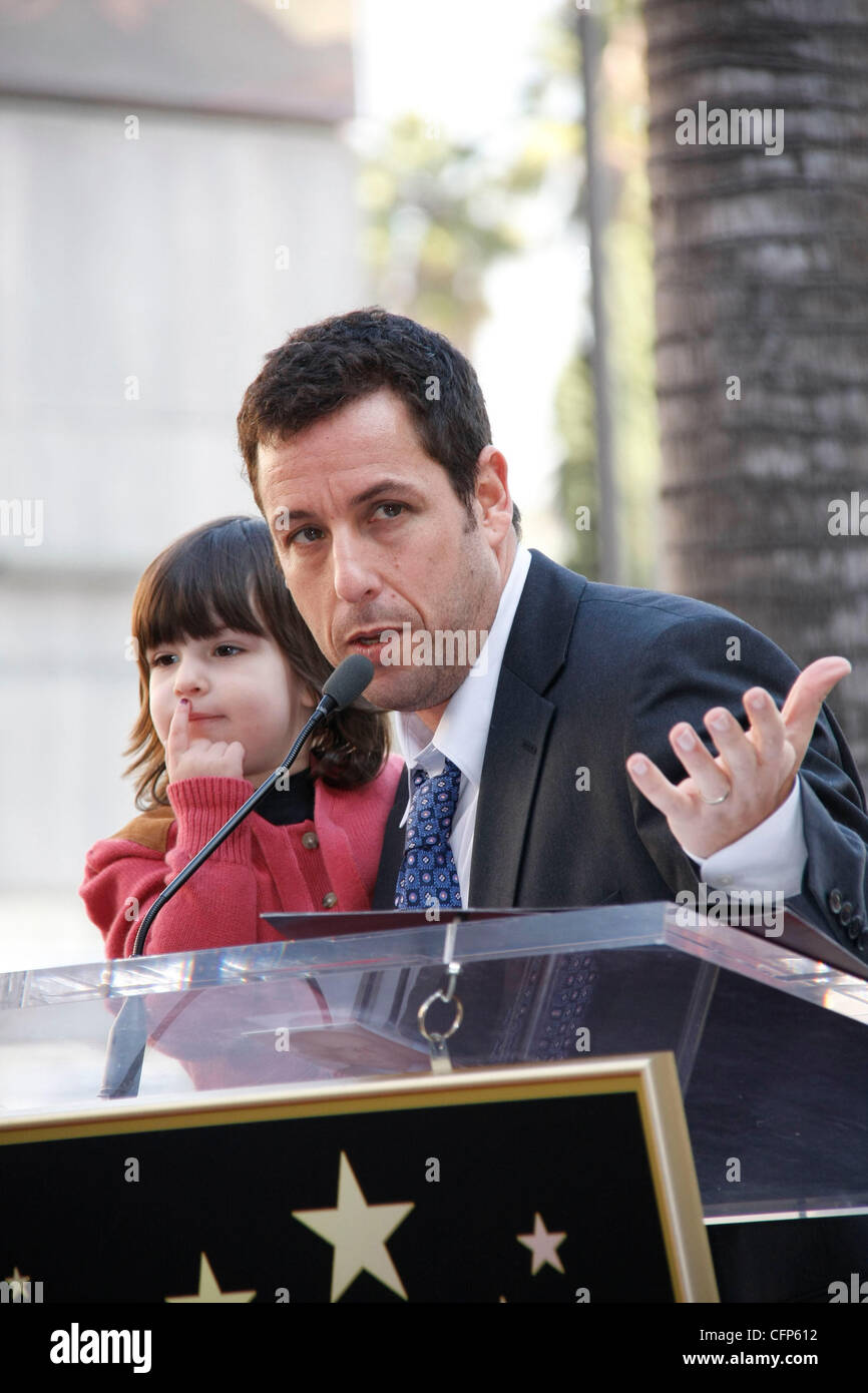 Adam Sandler e uno dei suoi figli Adam Sandler è onorato sulla Hollywood Walk of Fame e riceve la sua stella nel corso di una cerimonia speciale a Hollywood. Los Angeles, California - 01.02.11 Foto Stock