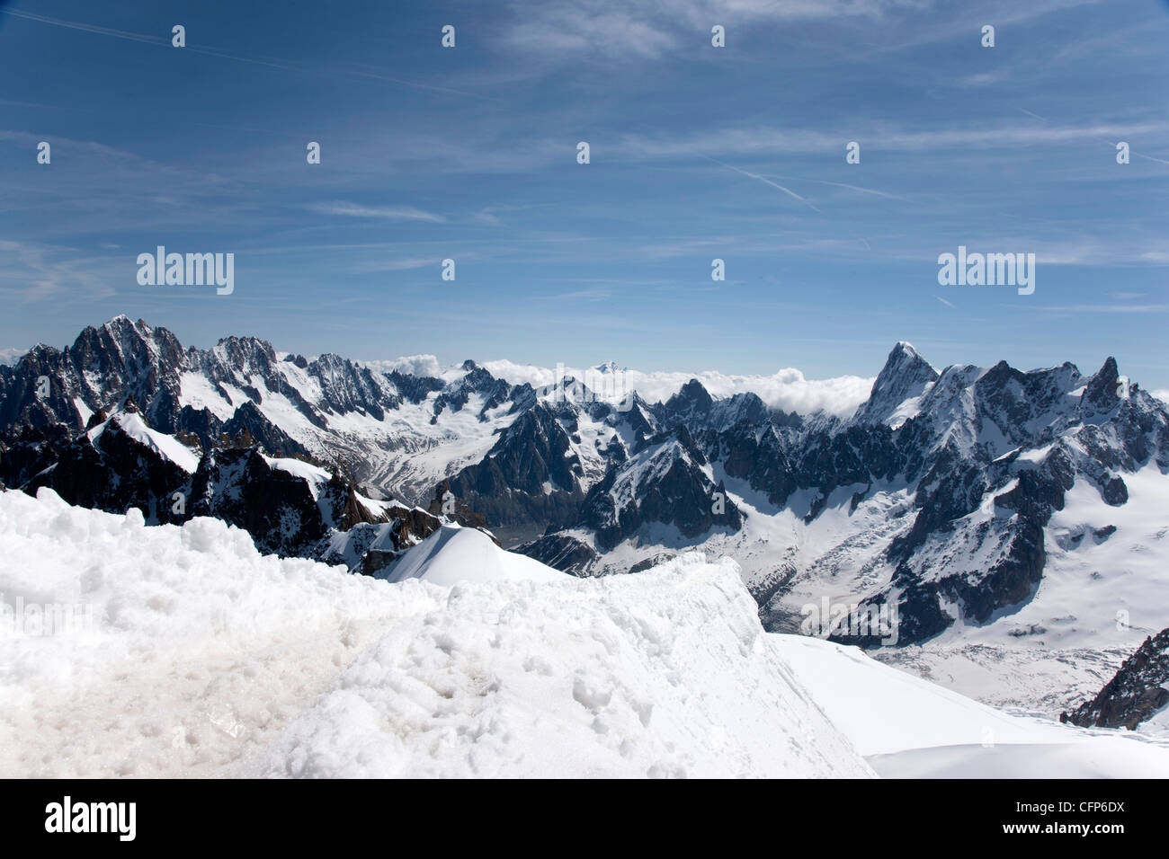 Aiguille du Midi, vista del massiccio del Monte Bianco, Chamonix Haute Savoie, sulle Alpi francesi, Francia, Europa Foto Stock