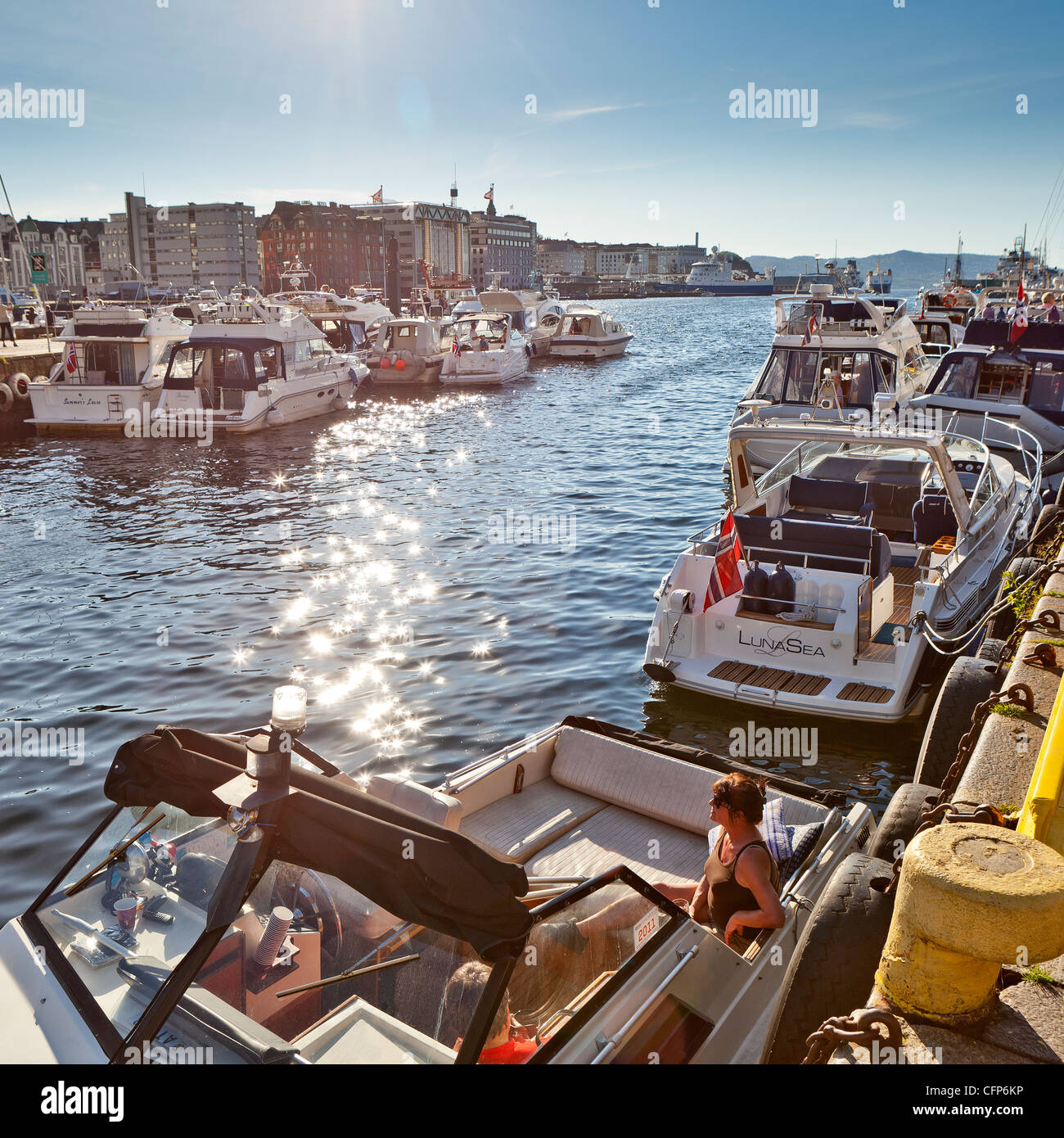 Barca nel porto di Bergen, Norvegia Foto Stock