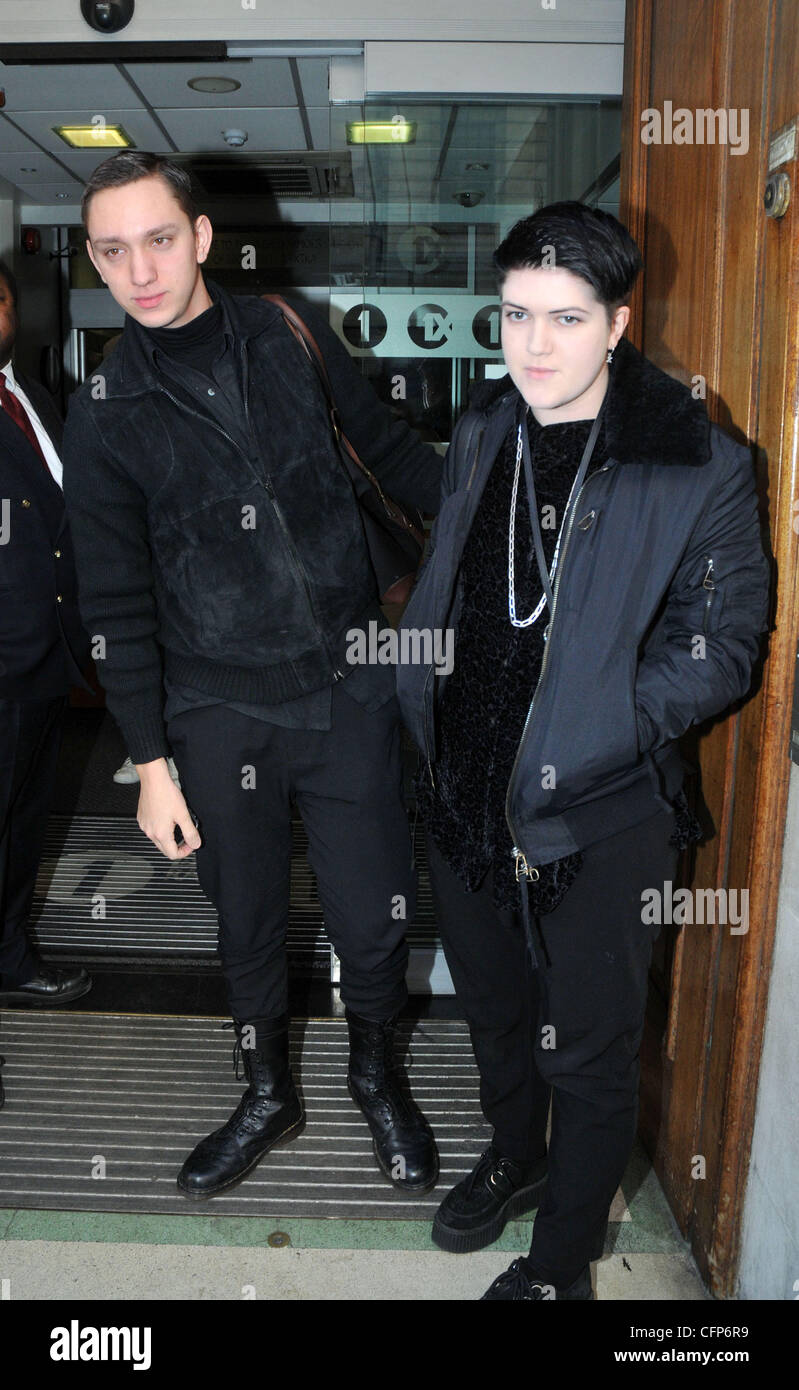 Oliver Sim e Romy Madley del XX celebrità al di fuori della BBC Radio One Studios di Londra - Inghilterra - 03.02.11 Foto Stock