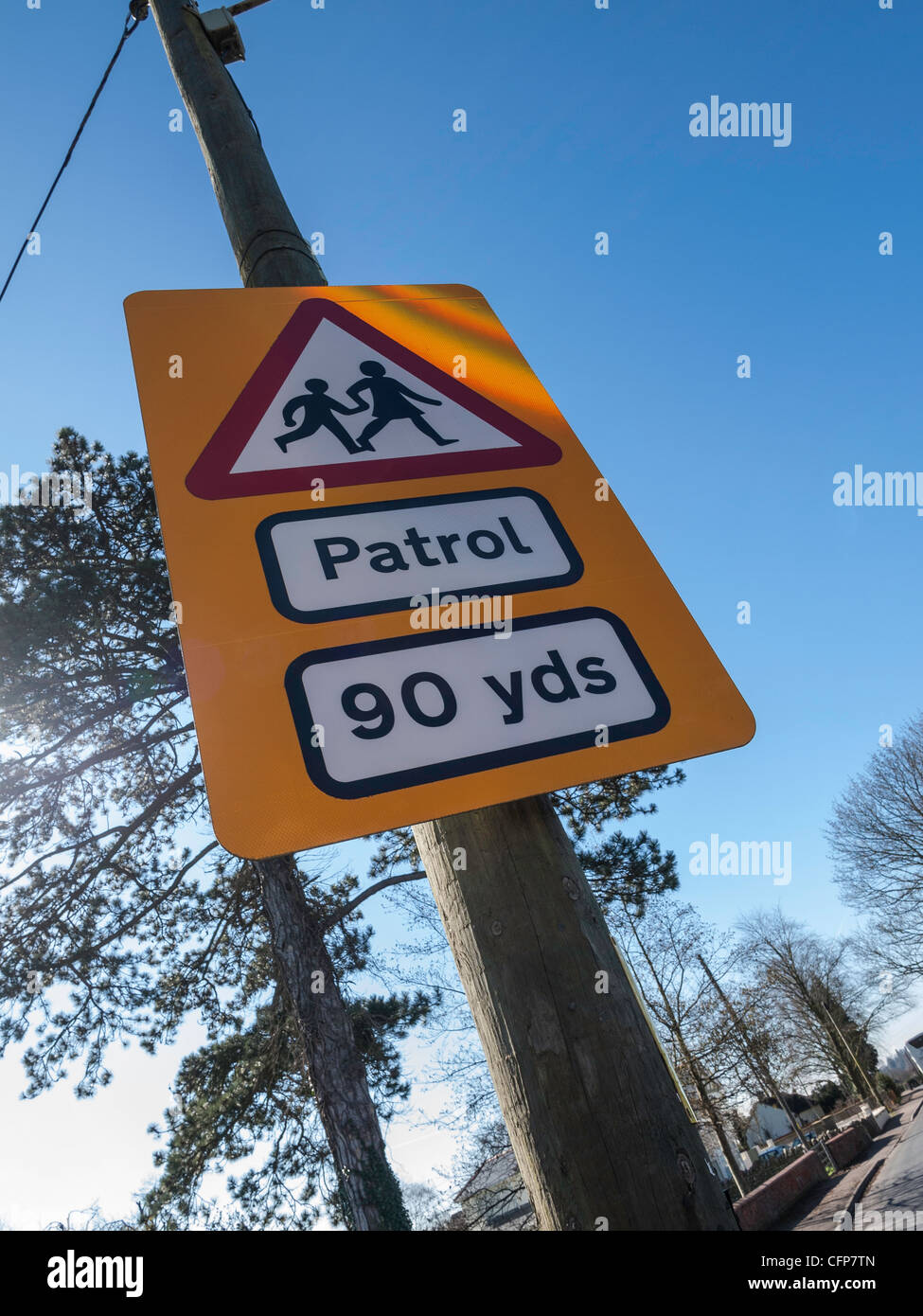 Segno di traffico attenzione che vi sia una strada pattugliate attraversando avanti. Gloucestershire England Regno Unito Foto Stock
