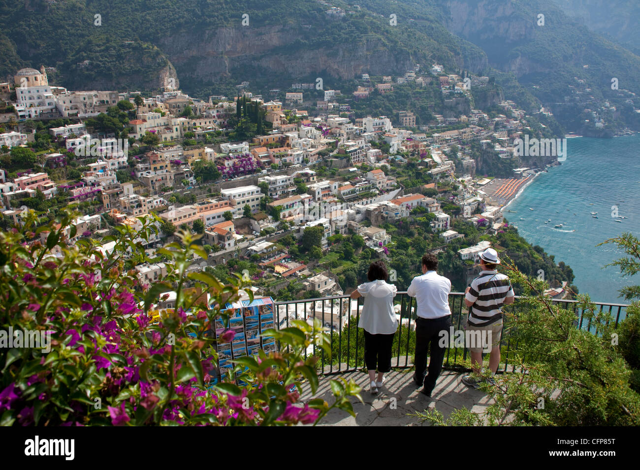 Punto di vista, Vista sul villaggio Positano in costiera amalfitana, sito Patrimonio Mondiale dell'Unesco, Campania, Italia, mare Mediterraneo, Europa Foto Stock