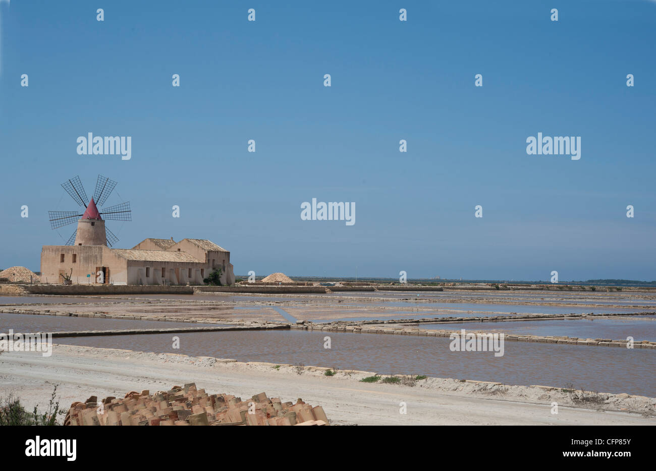 Vista delle saline e mulino a vento, Mozia, Sicilia, Italia Foto Stock
