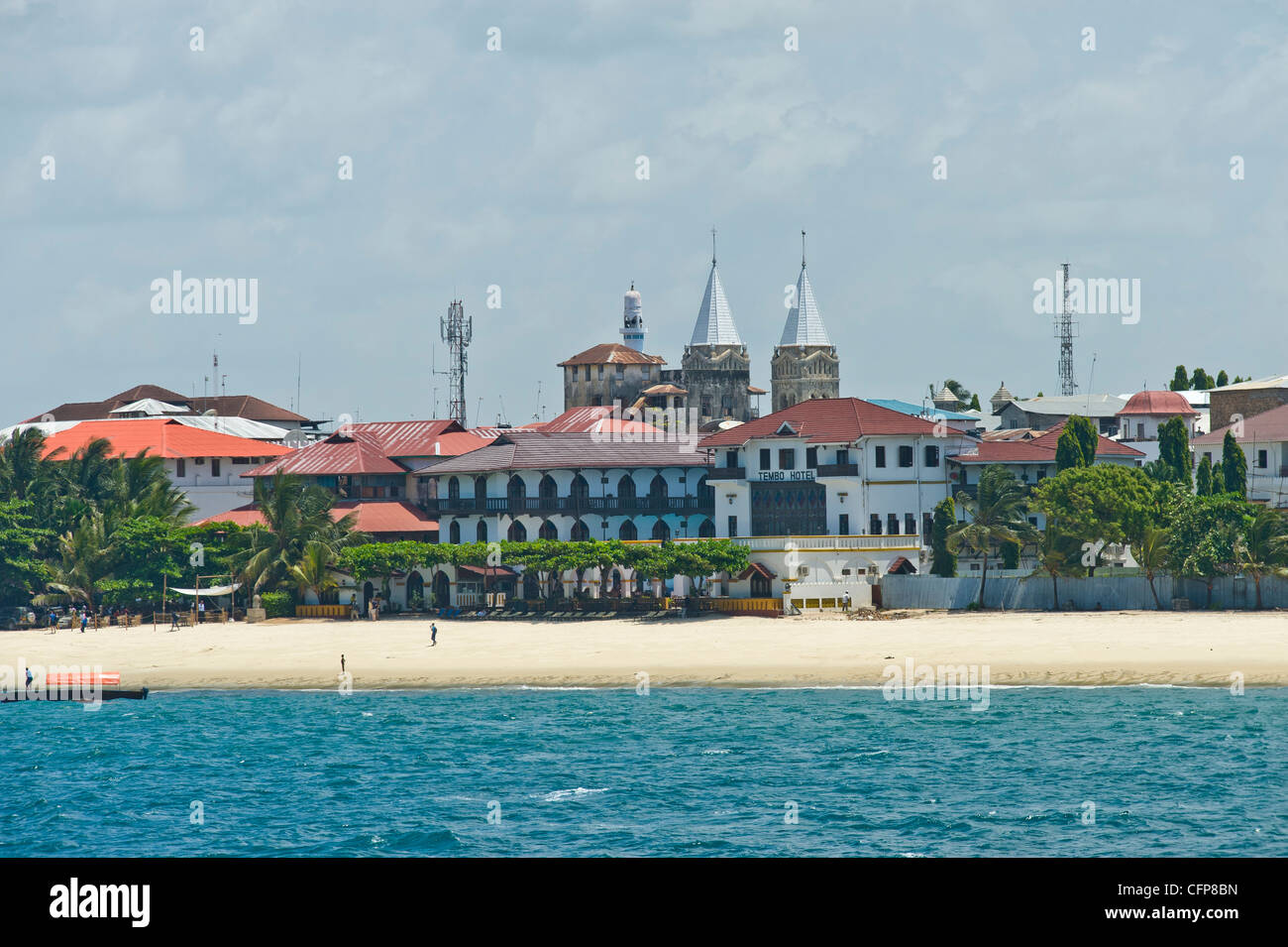 Tembo Hotel e le torri della Cattedrale Anglicana in Stone Town Zanzibar Tanzania Foto Stock