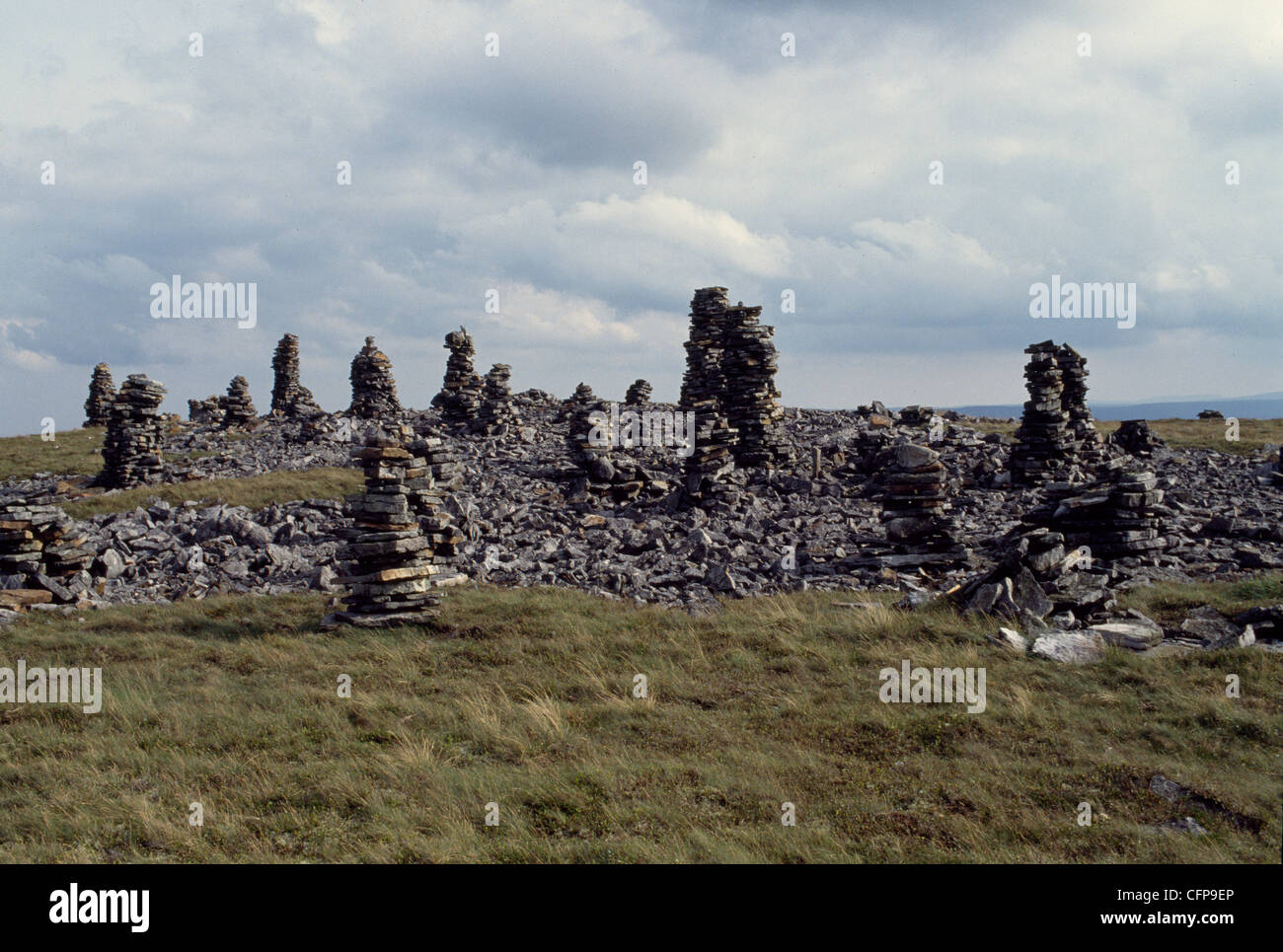 Un gruppo di vertice cairns composto da graniglia di macina, Thwaite, Swaledale, Yourkshire, REGNO UNITO Foto Stock