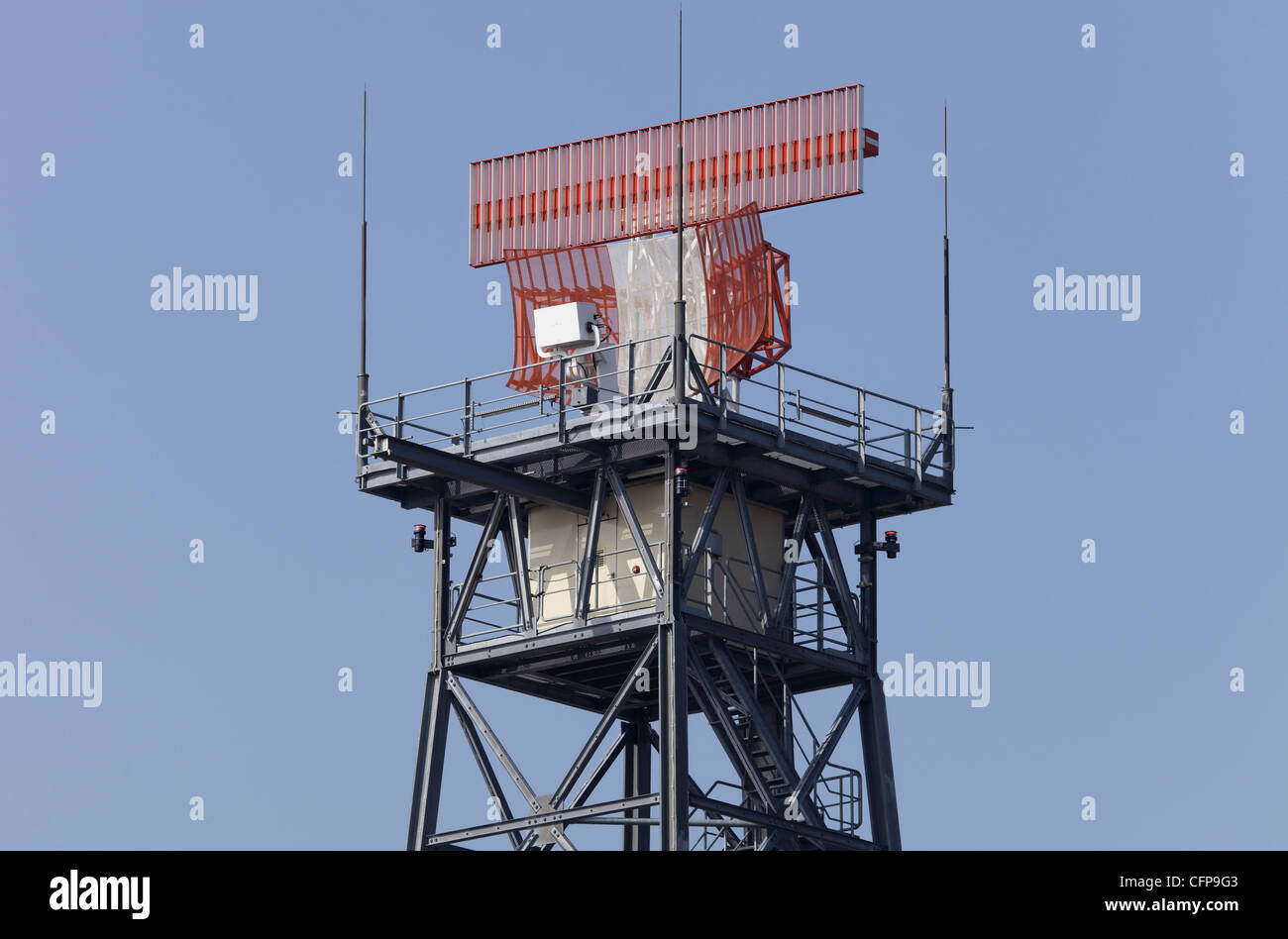 Torre del radar all'aeroporto di Londra Heathrow Foto Stock