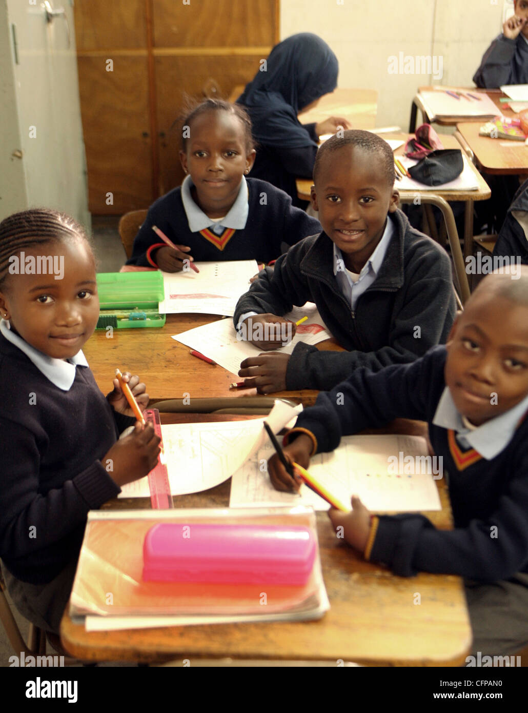 Ai partecipanti di fare il lavoro in classe a una community school di Johannesburg, provincia di Gauteng, Sud Africa. Foto di Watson Mcoteli Z Foto Stock