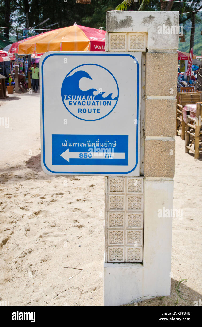 Tsunami segno di evacuazione a Kamala Beach, Phuket, Tailandia Foto Stock