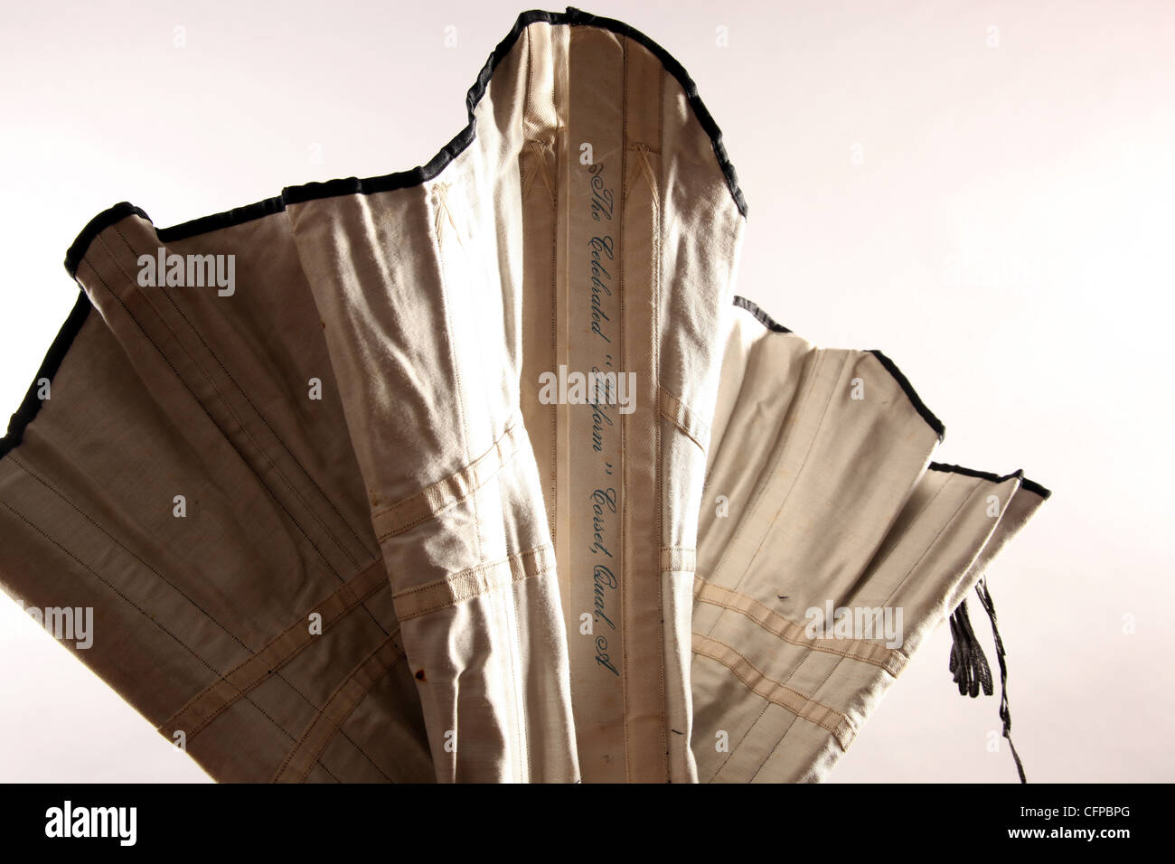Un corsetto vittoriano su uno sfondo semplice Foto stock - Alamy