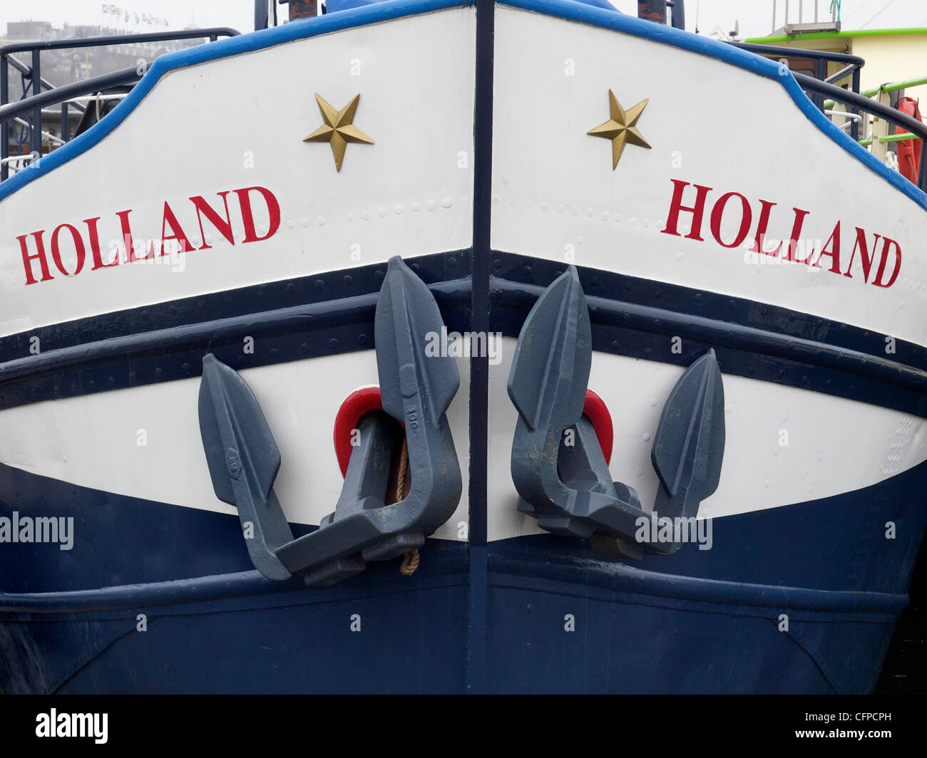 Barca prua con due ancore di nave è denominato Holland. Amsterdam Paesi Bassi Foto Stock