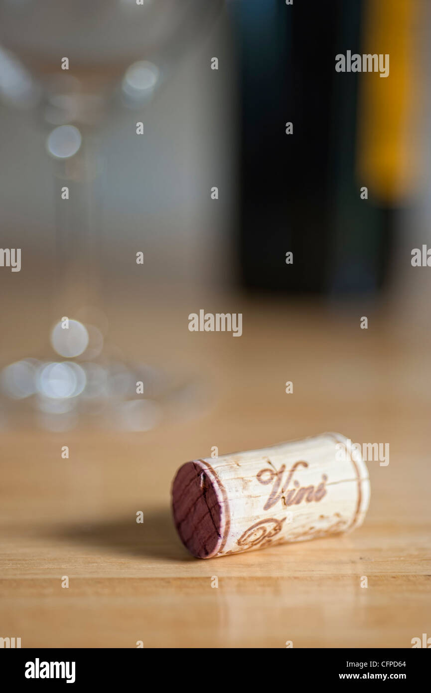 Tappo per bottiglia di vino con bicchiere e bottiglia in background Foto Stock