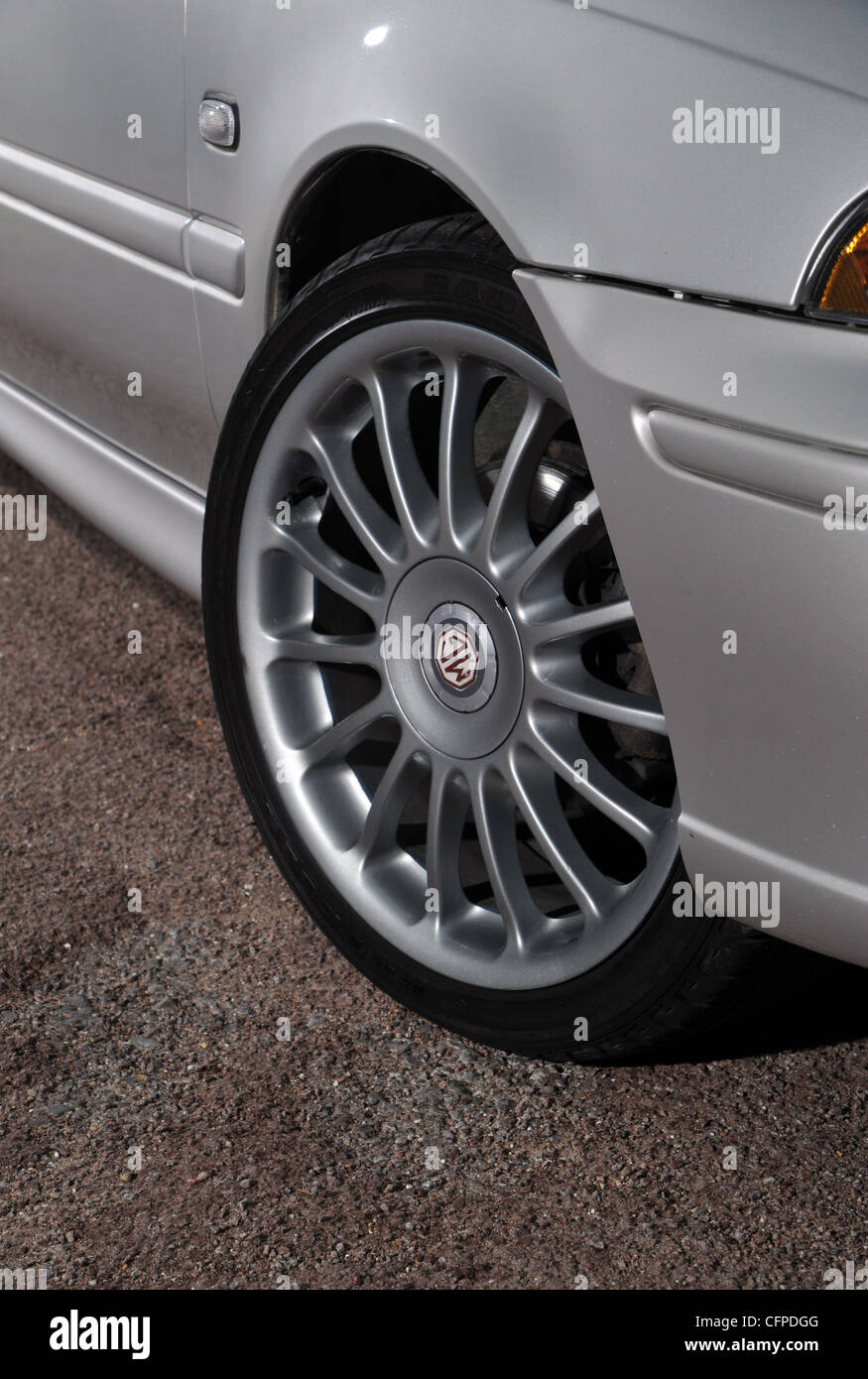 Cerchio in lega di MG ZS 120+ britannico berlina sportiva da MG Rover Società Foto Stock