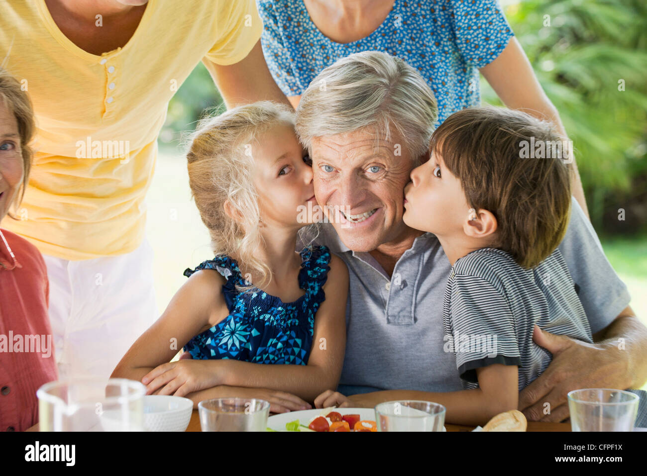 Nipoti kissing nonno, ritratto Foto Stock