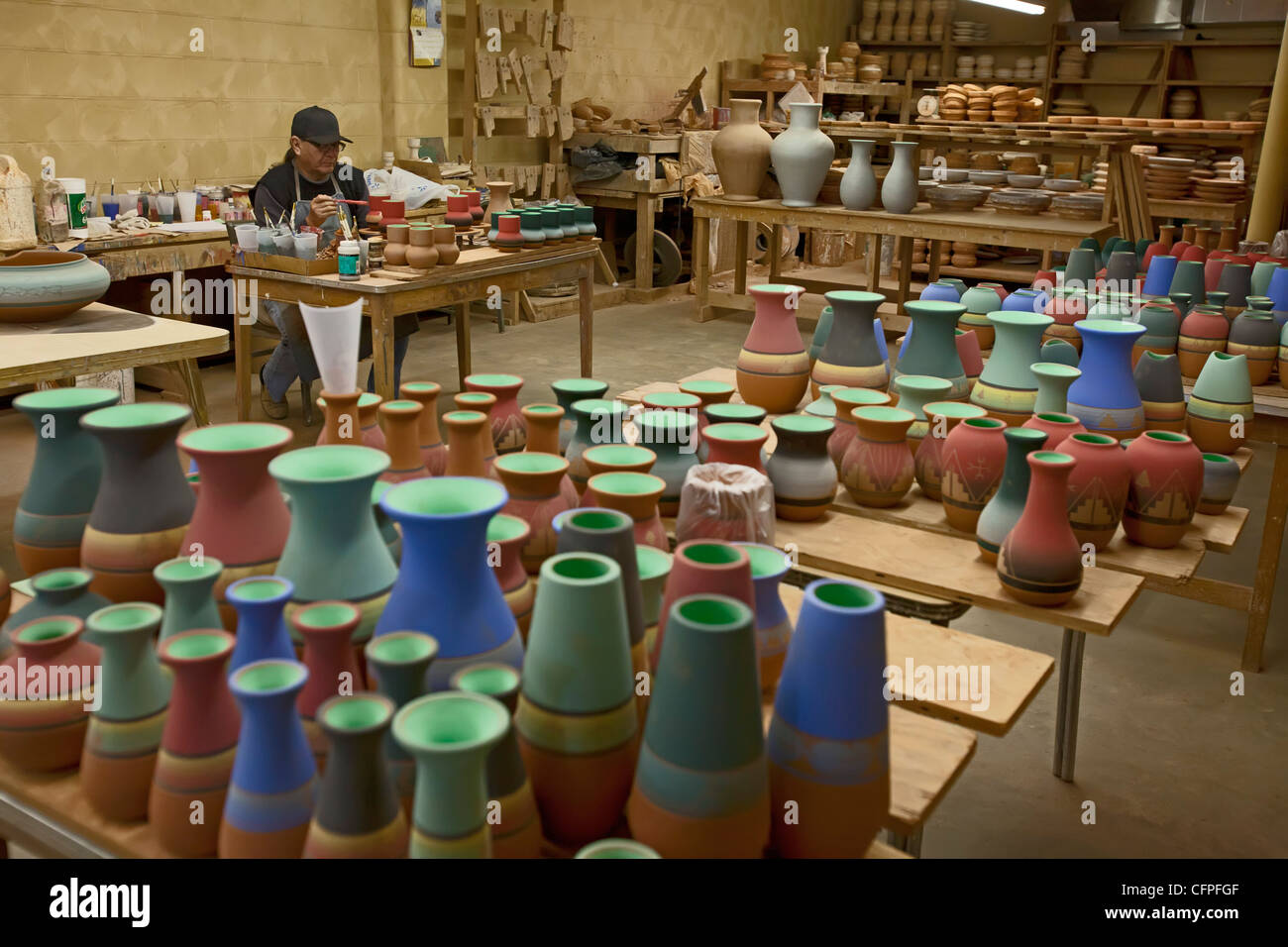 Rapid City, il Dakota del Sud - Del Loefer, membro del Rosebud Sioux, crea in ceramica a Sioux ceramica. Foto Stock