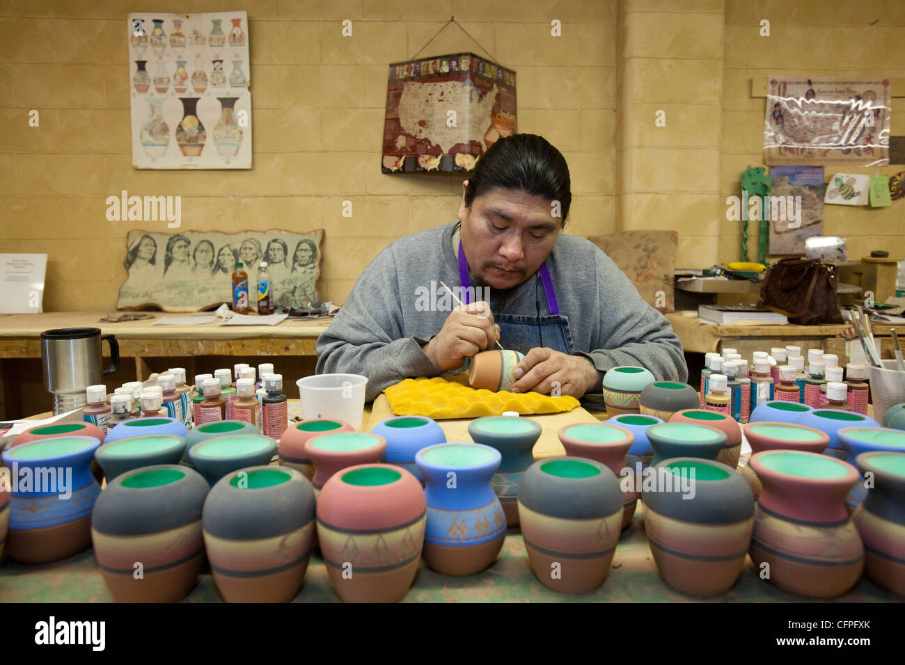 Rapid City, il Dakota del Sud - Dorian nuovo santo, un membro della Oglala Sioux, crea in ceramica a Sioux ceramica. Foto Stock