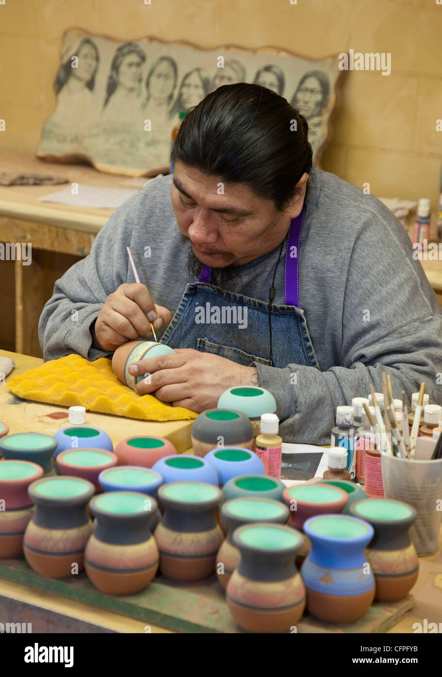 Rapid City, il Dakota del Sud - Dorian nuovo santo, un membro della Oglala Sioux, crea in ceramica a Sioux ceramica. Foto Stock