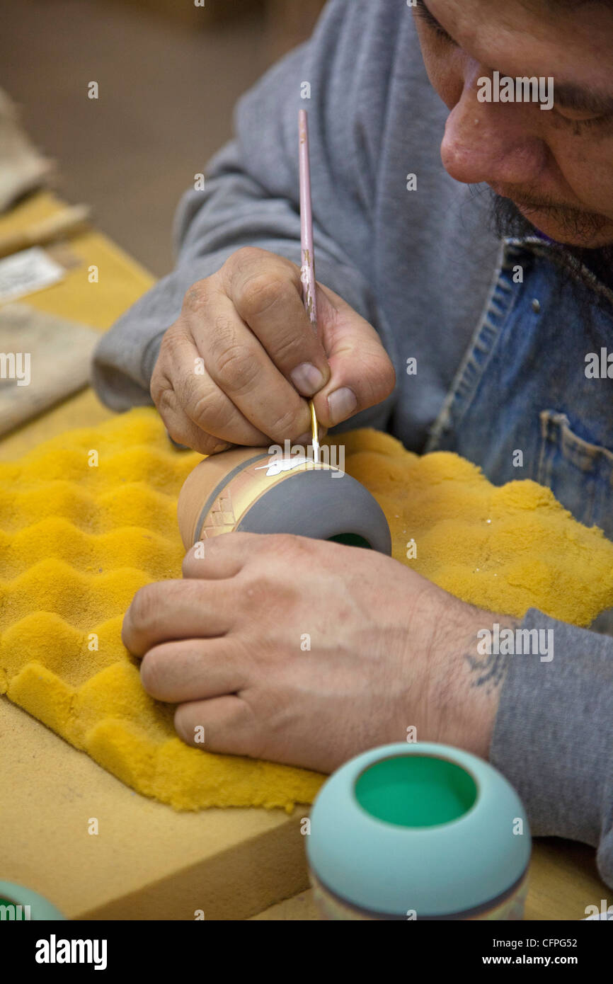 Rapid City, il Dakota del Sud - Dorian nuovo santo, un membro della Oglala Sioux, crea in ceramica a Sioux ceramica. Foto Stock
