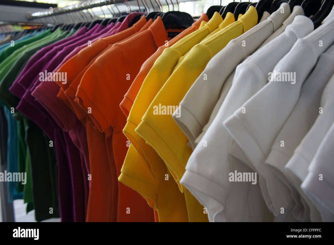 Colorato t-shirts sulla gruccia Foto Stock