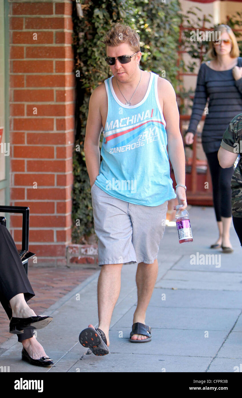 Nick Swardson lasciando un centro medico di Beverly Hills che porta una bottiglia di Vitaminwater Los Angeles, California - 14.09.10 Foto Stock