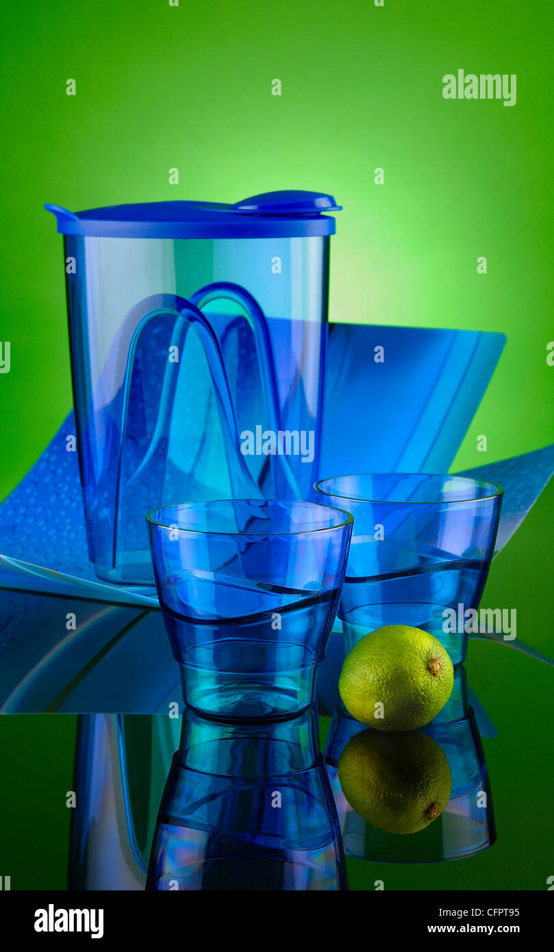 In plastica, ewer,vetro,blu,verde,tabella,cup,l'arte Foto Stock