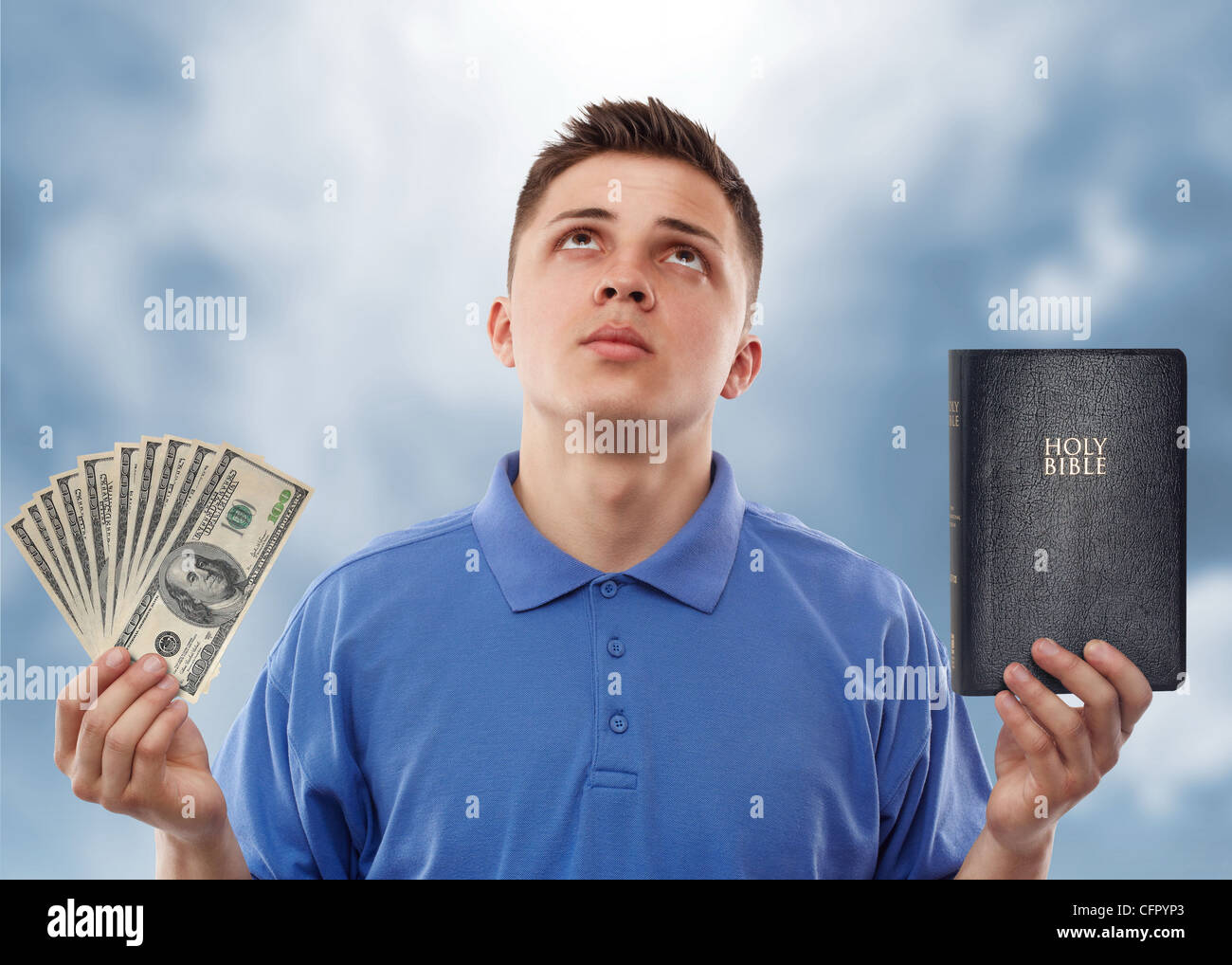 Giovane uomo per chiedere aiuto a scegliere tra Dio e denaro. 'Nessun uomo è in grado di essere un servitore di due padroni." Matthew 6:24 Foto Stock