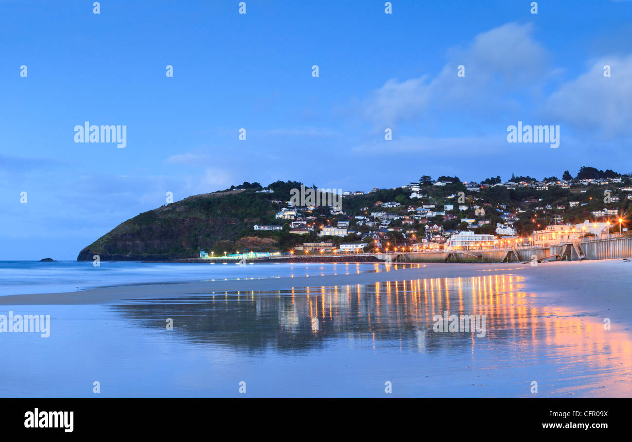 La spiaggia di Dunedin sobborgo di St Clair, Otago, Nuova Zelanda, illuminato al crepuscolo. Foto Stock