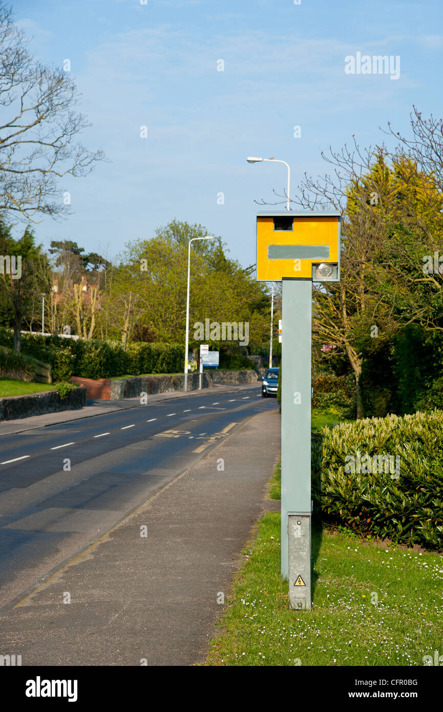 Un Gatso fotocamera velocità nel funzionamento accanto ad una strada trafficata in Kent, Regno Unito Foto Stock