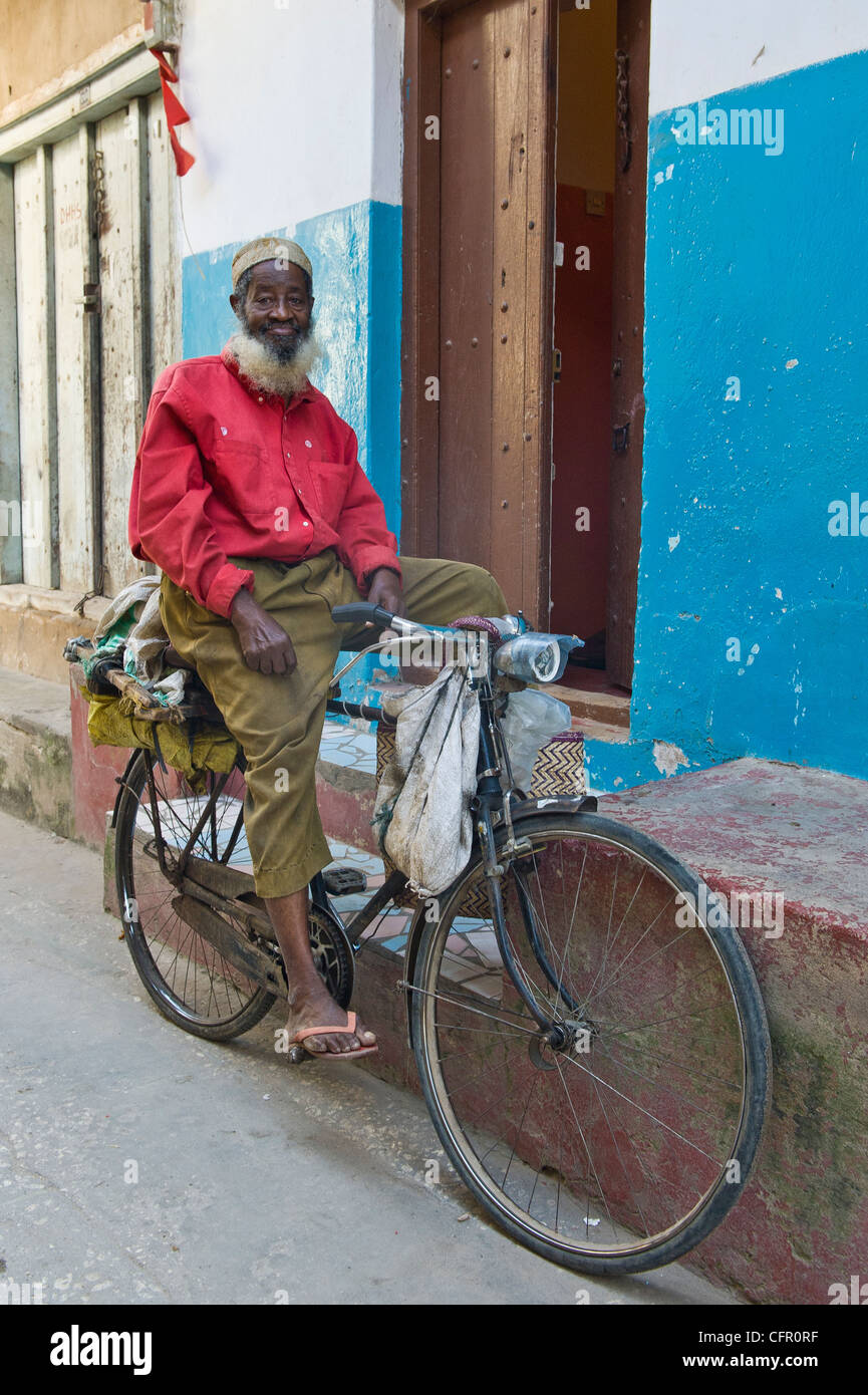 Uomo su una bicicletta in Stone Town Zanzibar Tanzania Foto Stock