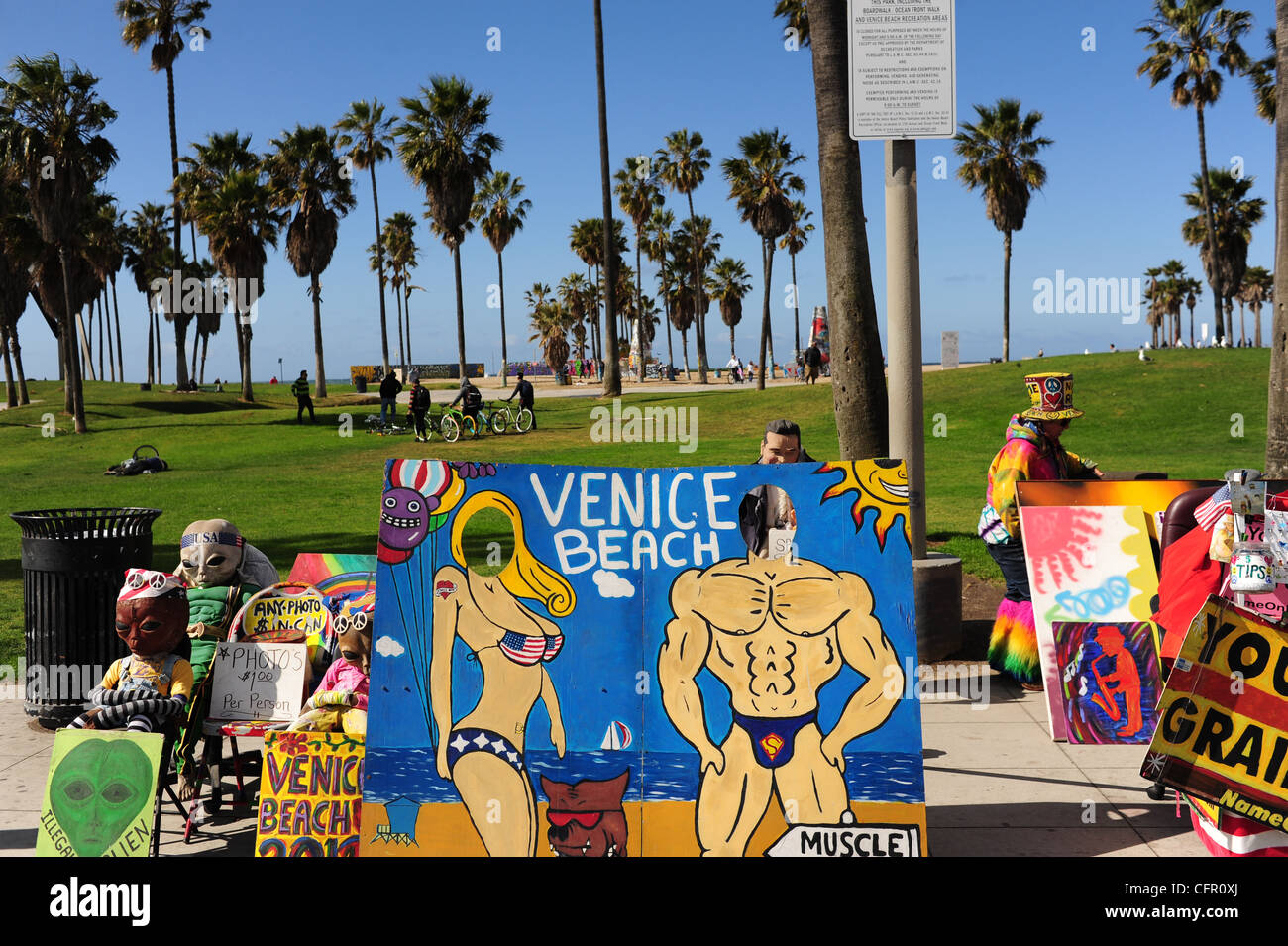 Stati Uniti d'America Sud della California a Los Angeles Venice Beach L.A. CA Fronte Oceano a piedi i venditori sulla spiaggia strano dispari Foto Stock