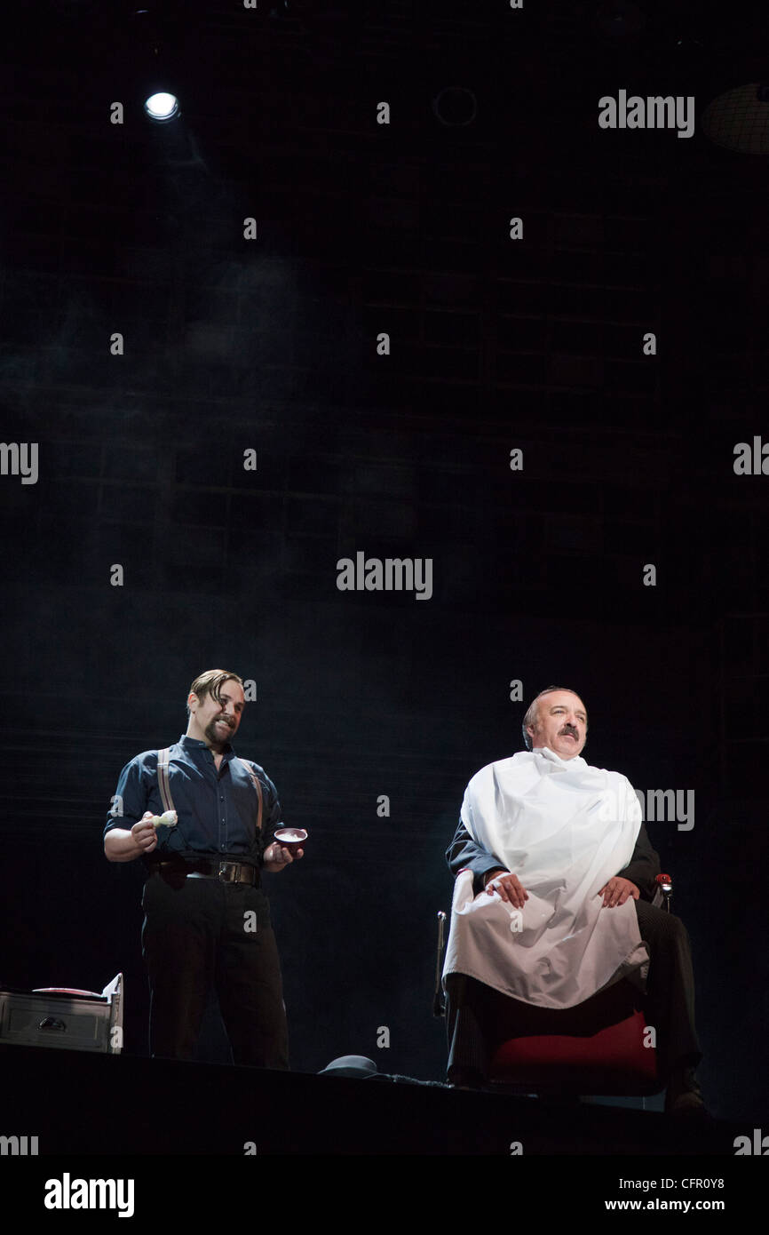 Sweeney Todd - Il barbiere demonio di Fleet Street, Adelphi Theatre, Strand, Londra interpretato da Michael Ball e John Bowe Foto Stock