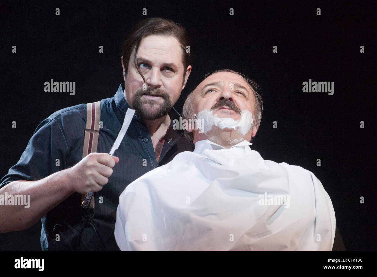 Sweeney Todd - Il barbiere demonio di Fleet Street, Adelphi Theatre, Strand, Londra interpretato da Michael Ball e John Bowe Foto Stock