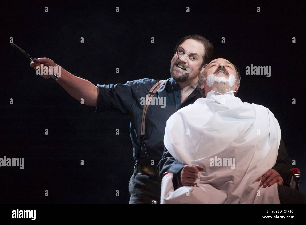 Sweeney Todd - Il barbiere demonio di Fleet Street, Adelphi Theatre, Strand, Londra interpretato da Michael Ball e John Bowe Foto Stock