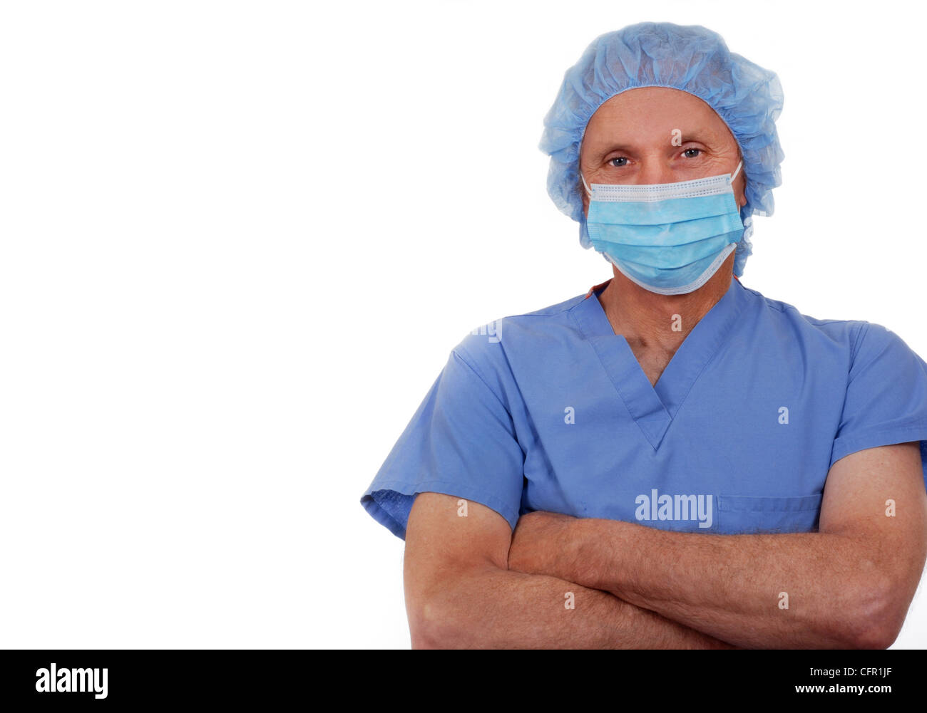 Chirurgo maschio indossa scrubs e maschera. Isolato su bianco. Foto Stock