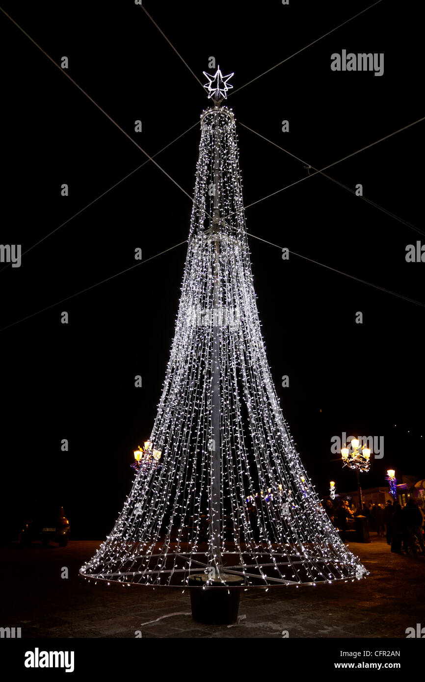 Illuminazione grande albero di Natale decoro urbano nell Isola d Ischia, Napoli, campania, Italy Foto Stock