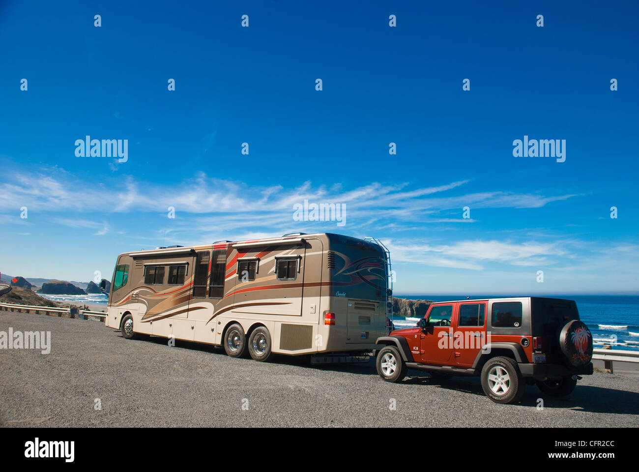 Veicolo ricreativo parcheggiato a fianco l'Oceano Pacifico, Oregon Coast Foto Stock