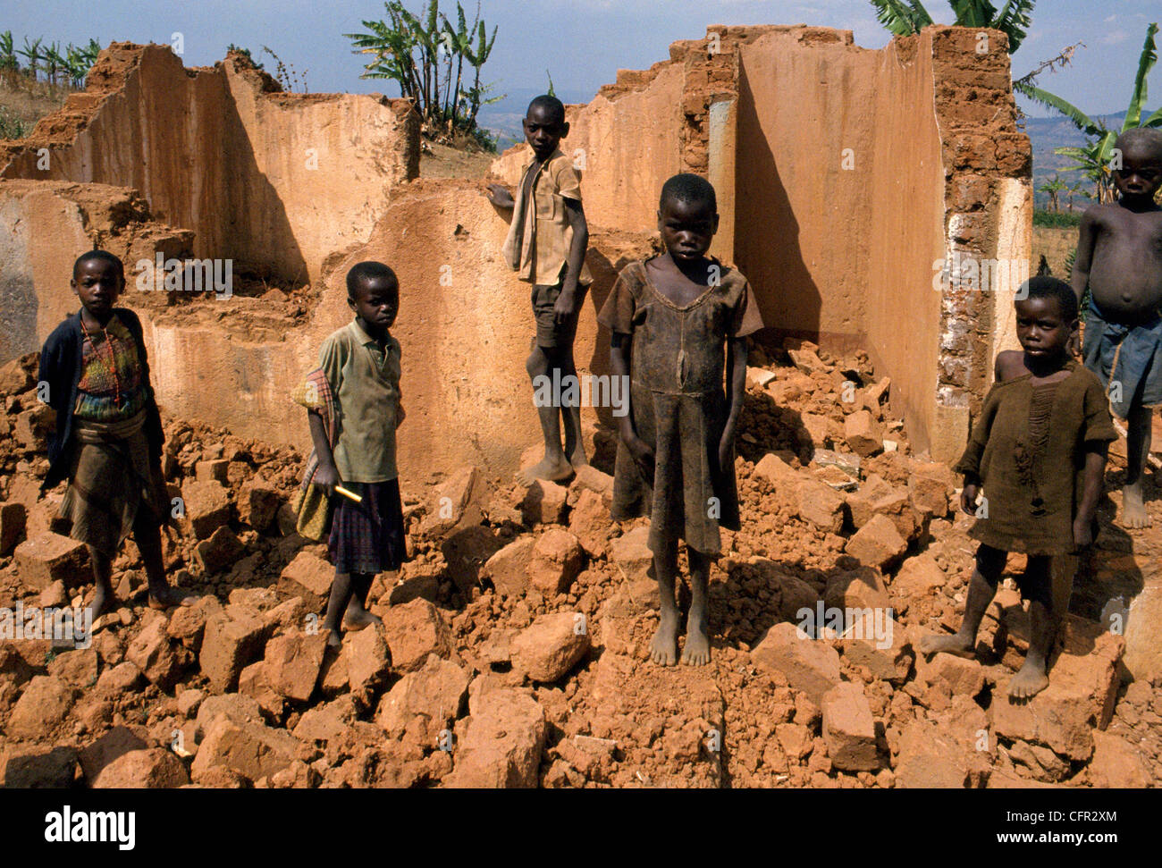 Casa di tutsi destruida en la colinas de Ntita. Foto Stock