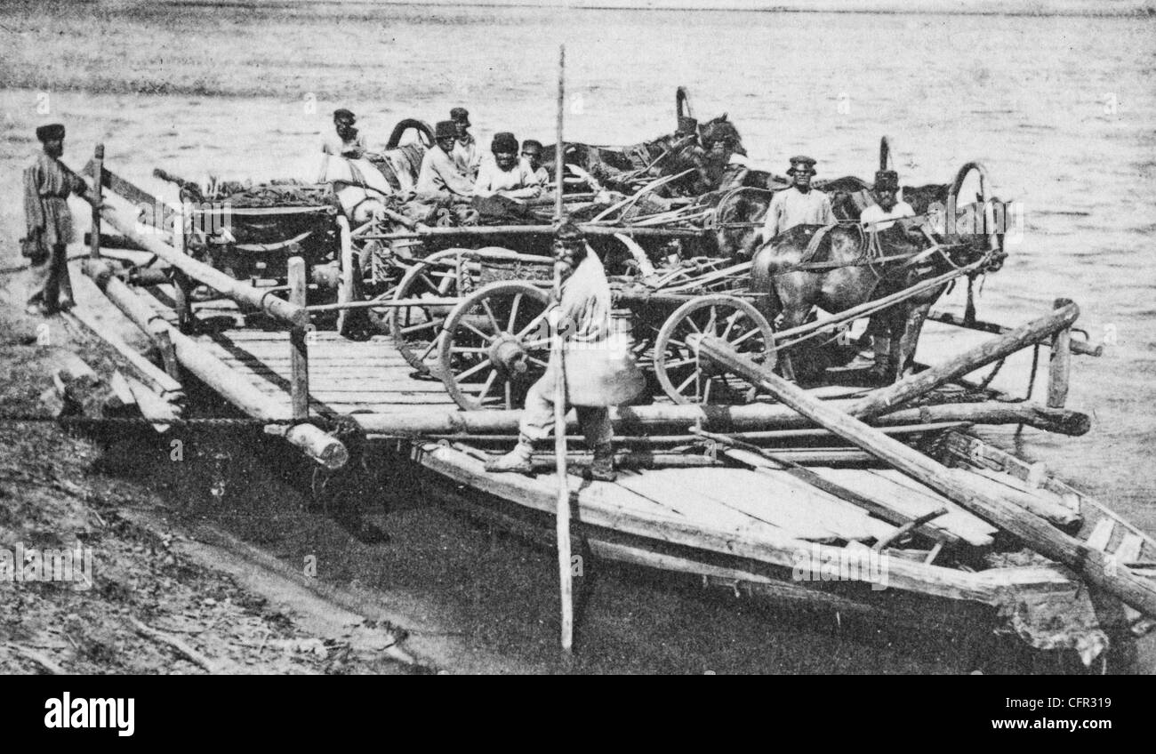 Un traghetto caricato con le persone e i carri su un fiume russo, circa 1880 Foto Stock