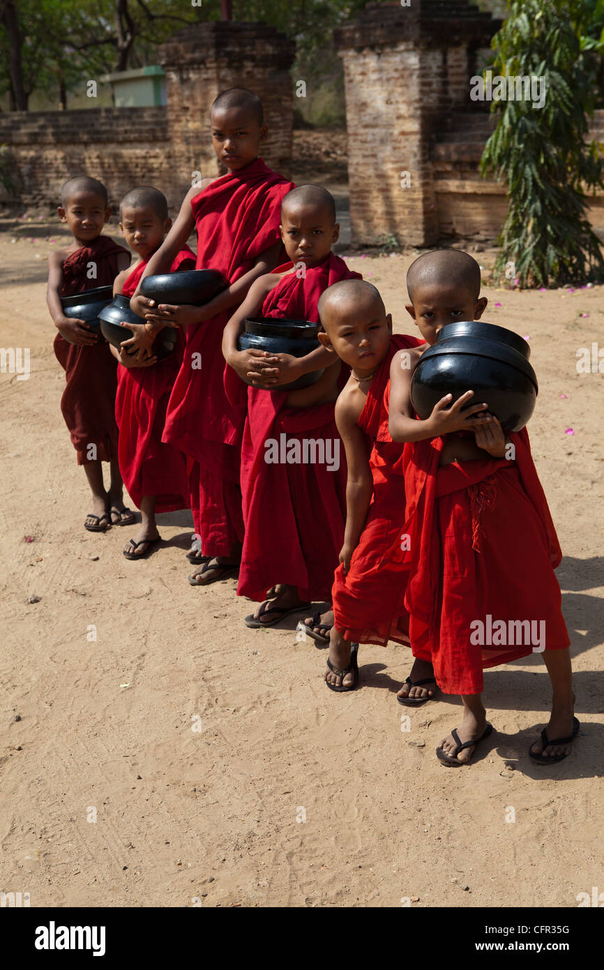 Quasi tutti i ragazzi birmani diventare monaci novizi di solito di età compresa tra i 10 e 20. Foto Stock