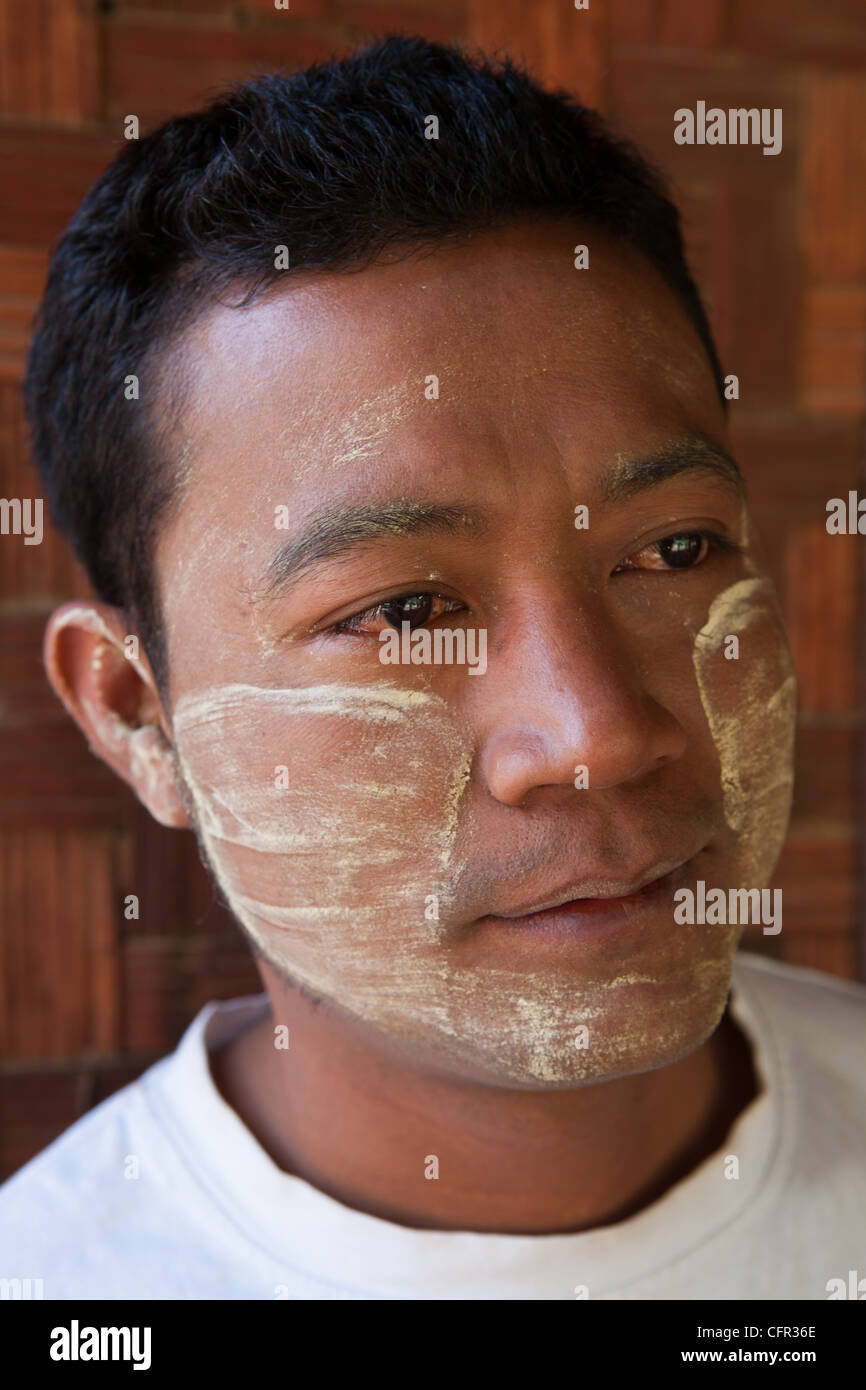 Thanaka o thanakha è un cosmetico pasta costituita da corteccia di massa. È comune in Myanmar dove le donne birmane, talvolta i ragazzi. Foto Stock