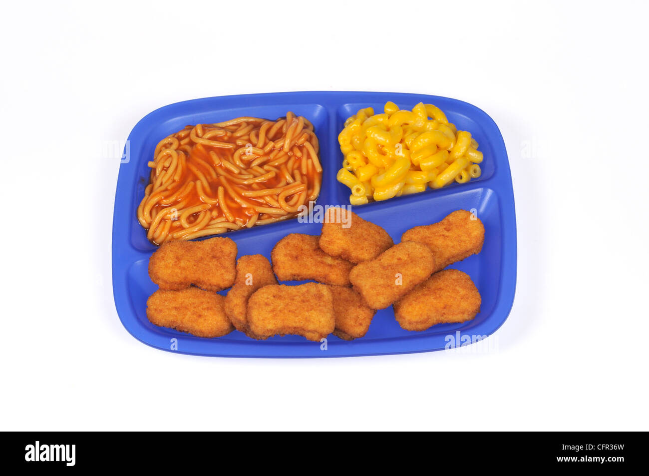 Il pranzo il vassoio di Pollo Impanato nuggets, spaghetti con sugo di pomodoro e maccheroni e formaggio su sfondo bianco tagliato fuori. Foto Stock